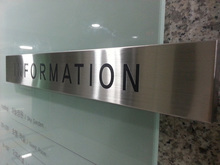 [스텐간판] 스텔라마리나호텔-인포메이션(10T강화유리, 시트컷팅, 스텐절곡, 벽고정앙카 시공)600x1200mm