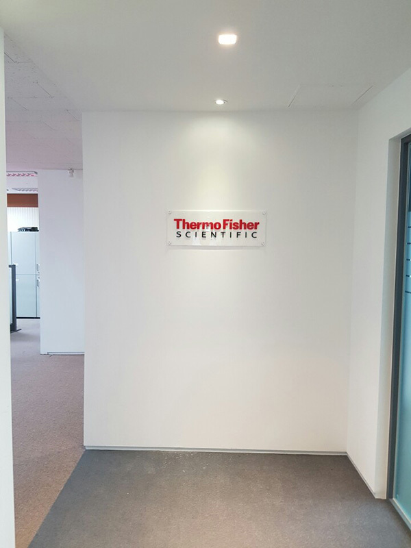 Thermo Fisher Scientific(아크릴글자+백색아크릴+다보 )/사무실현판/(가격전화문의)