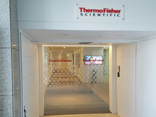[실내사인물] Thermo Fisher Scientific(엠보 현관썬팅 및 내부사인물 시공)